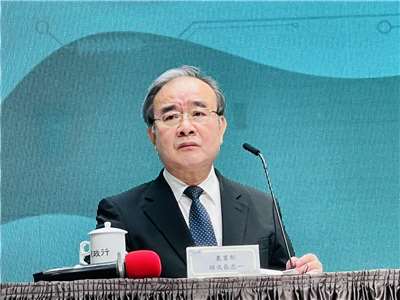 農業部次長胡忠一23日在行政院院會後記者會強調，疫調與基因定序完成後，依科學證據決策，目前尚未拍板未來全面禁止廚餘養豬。(鄭佑漢 攝)