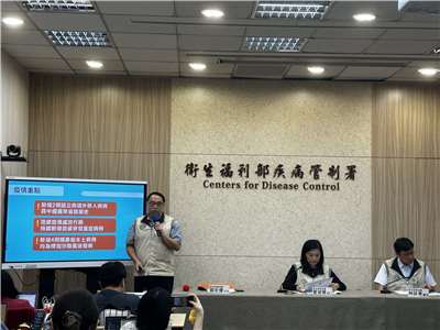 疾管署疫情中心主任郭宏偉(左)說明國內最新疫情情況。(楊雨青 攝)