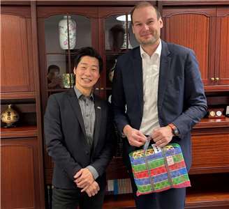 駐芬蘭代表林昶佐與芬蘭前職籃球星現任國會議員考尼斯托（Ville Kaunisto）會面。 (圖：FB@林昶佐 Freddy Lim)