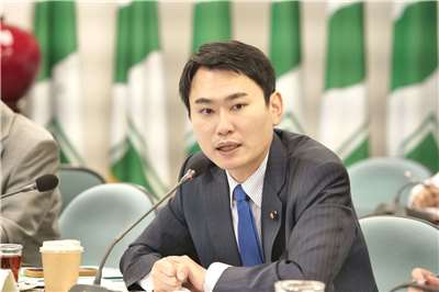 民進黨青年局長陳冠廷首度率團赴日訪問，27日與日本自由民主黨、日本維新會等跨黨派國會議員及政府高層會晤，針對防災實務經驗、美日貿易談判經驗、移民政策與議會改革等議題深入交流，成功建立台、日年輕世代政治工作者「制度化」的交流機制。 (圖：FB@陳冠廷)