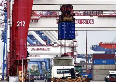 圖為高雄港貨櫃車在裝卸貨櫃。