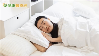 許多人因平日工作疲憊、睡眠不足，假日選擇晚睡晚起以「補眠」。然而，這種作法可能打亂身體的晝夜節律，反而增加健康風險。