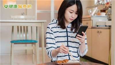 洪永祥醫師指出，不少劣質手機保護貼與保護殼含有超標的塑化劑、重金屬等，手機因使用過久、溫度上升可加速塑化劑釋出，邊吃東西邊用手機，可能不慎將塑化劑吃下肚。