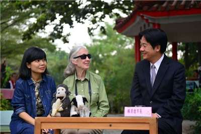 賴清德總統(右)2日發文表示，他記得在台南市長任內，曾經與珍古德(中)漫步在二仁溪畔，對於珍古德的逝世，要代表人民致上最深的慰問及哀悼。(翻攝總統臉書)