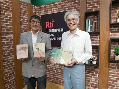 盧世祥（右）與主持人廖志峯合影