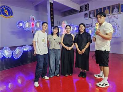 來自台東的藝術團隊以阿美族傳統樹皮工藝為靈感，透過裝置與吟唱作品〈我在你的歌與我世代的噪裡尋路〉，展現島嶼記憶與海洋反思的創作能量。左起為梁潮渝、謝美如、林戎依、林律嘉及林光亮。（張欣薇攝）