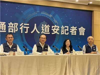 交通部政務次長陳彥伯(中左)14日率領所屬，公布今年1-7月的道安統計。(吳琍君攝)