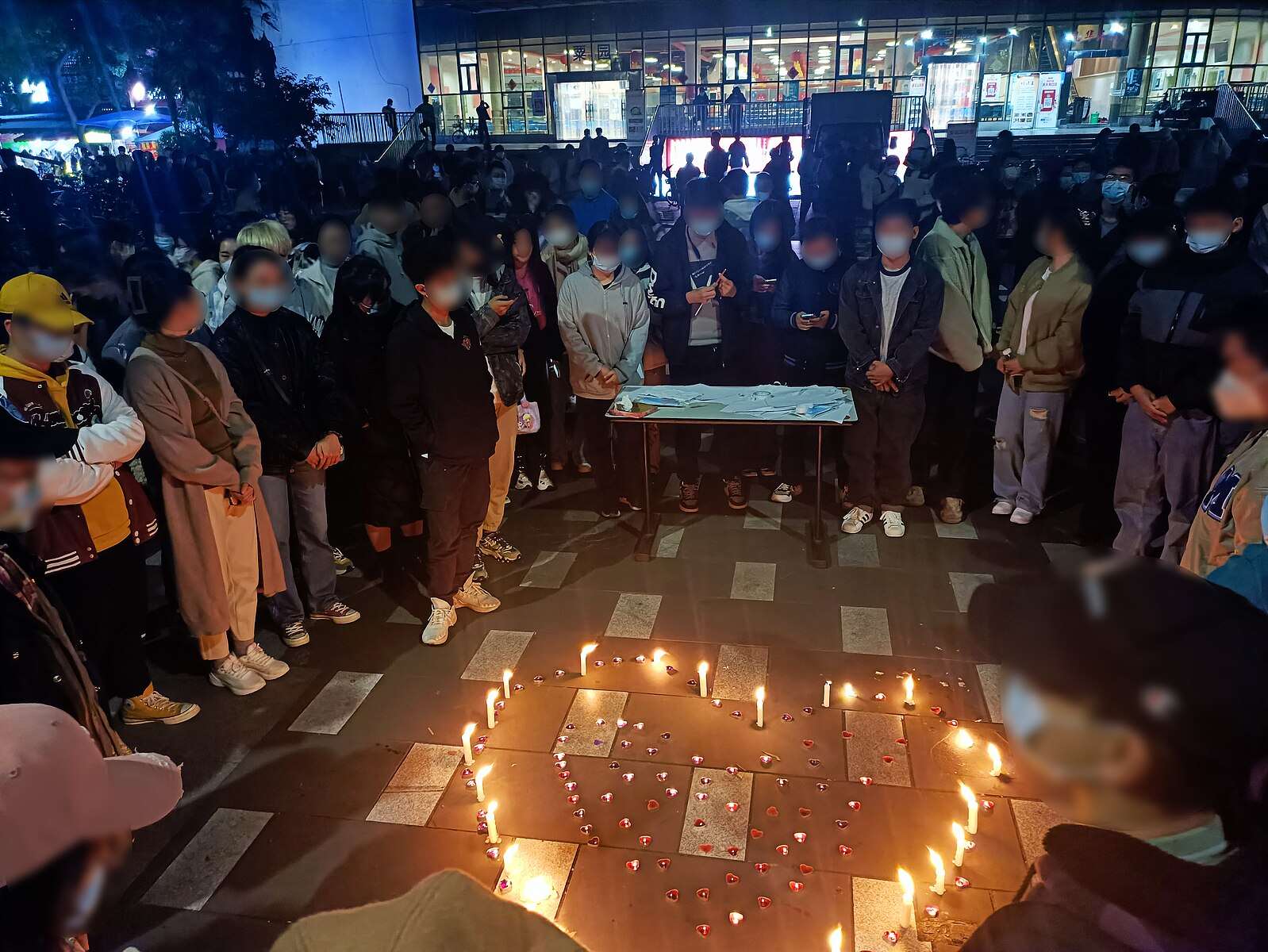 2022年11月27日，西南交通大學學生悼念烏魯木齊火災罹難者。(維基百科)  


