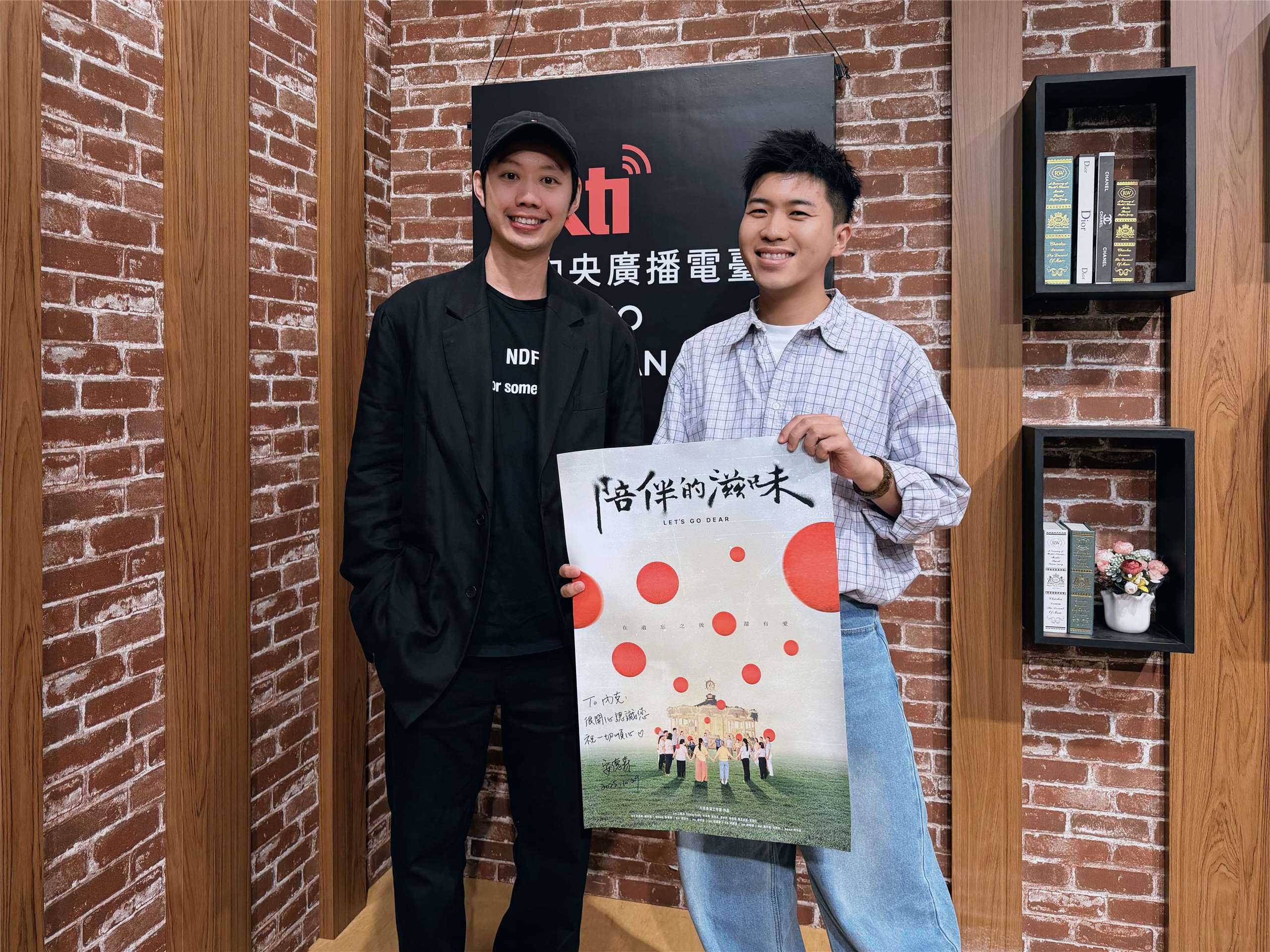 主持人內克與來賓安德森（右）