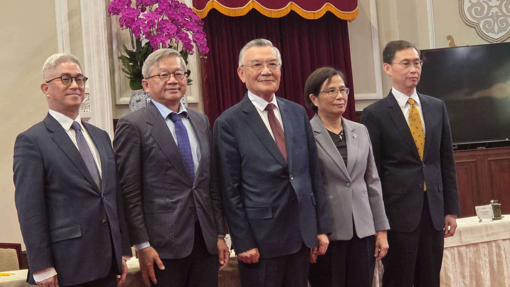 總統府今天舉行「2025亞太經濟合作經濟領袖會議代表團」返國記者會，台灣領袖代表林信義偕同代表團向國人說明此次與會成果 （劉玉秋攝）