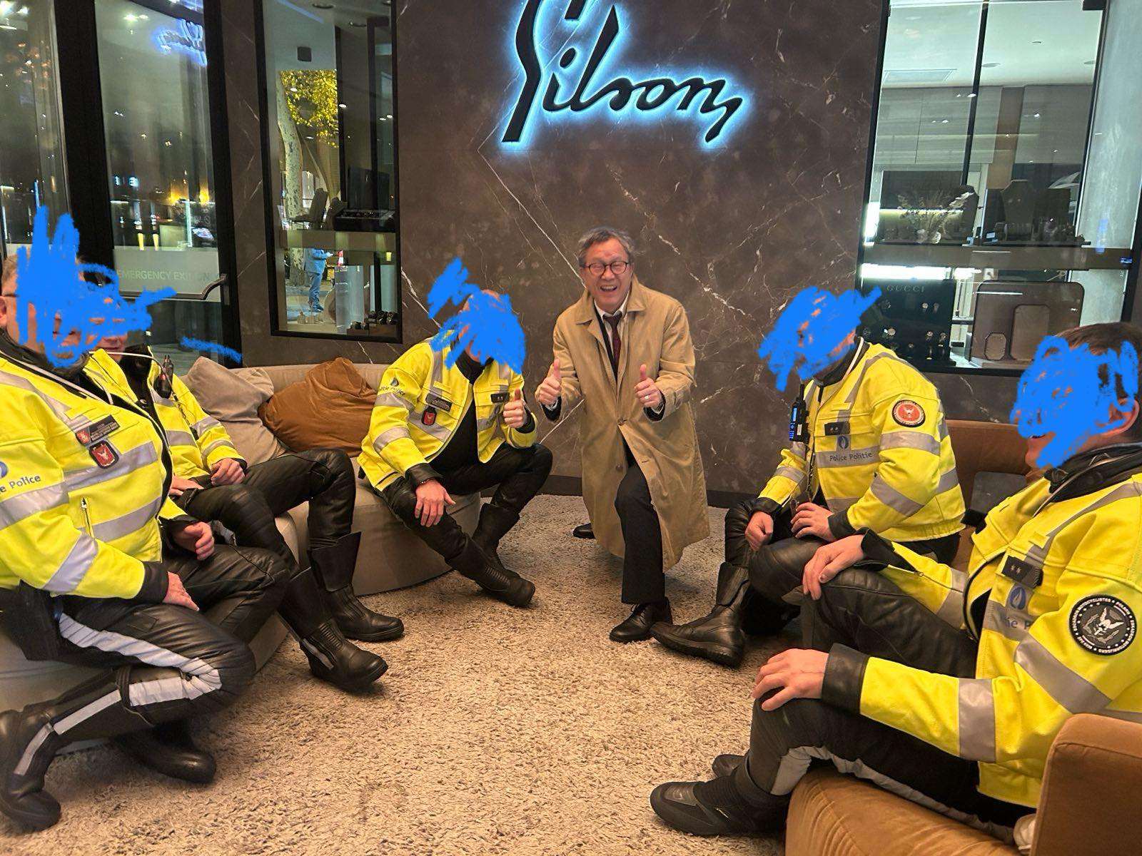 駐歐盟兼駐比利時代表謝志偉在社群公布比利時警方高規格維安照片，指為預防中國的「野蠻行為」，證明布魯塞爾高度重視蕭副總統到訪。(圖:駐歐盟代表謝志偉臉書)