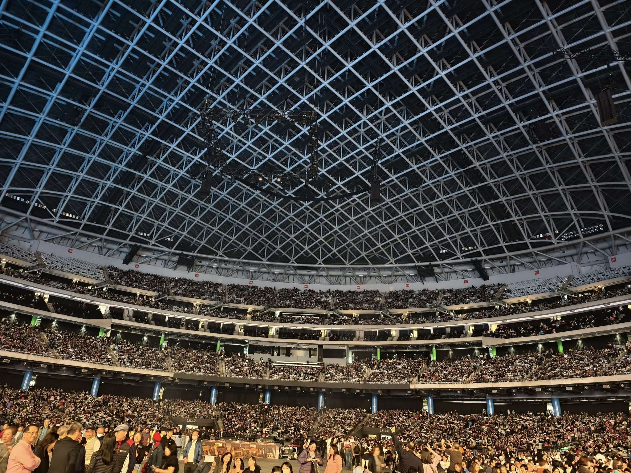 民歌50演唱會連續7小時在大巨蛋演出(夏治平拍攝)