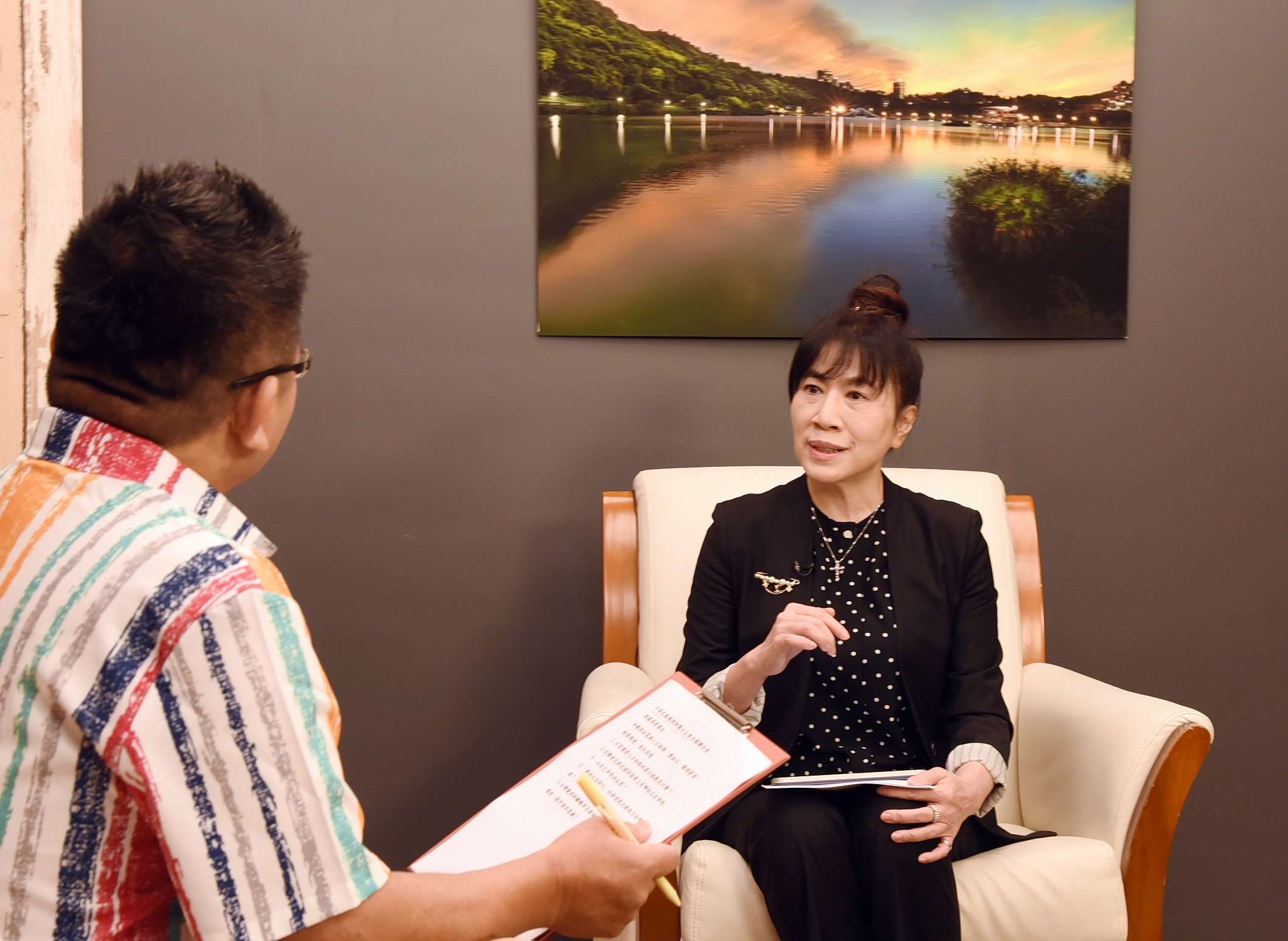 護理師公會全聯會理事長陳麗琴4日接受央廣「早安台灣」節目專訪。(江麗華 攝)