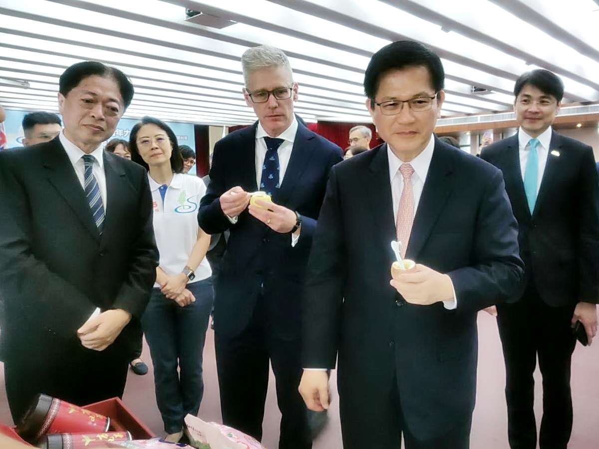 外交部農業青年大使新南向交流計畫4日授旗，外長林佳龍(右二)與農業部主祕林家榮、公眾會副執行長陳怡君、澳洲駐台代表馮國斌、公眾會執行長蕭光偉(圖左至右)一起參觀青農品牌與農產品 (央廣記者王照坤 攝)