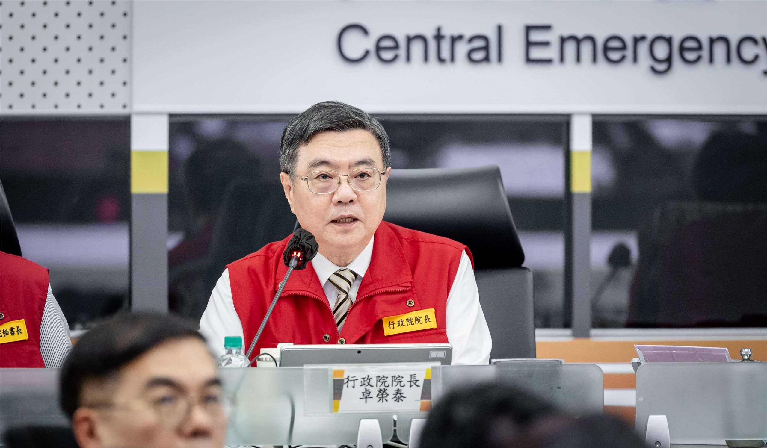 行政院長卓榮泰11日陪同賴清德總統前往中央災害應變中心。(圖：總統府)