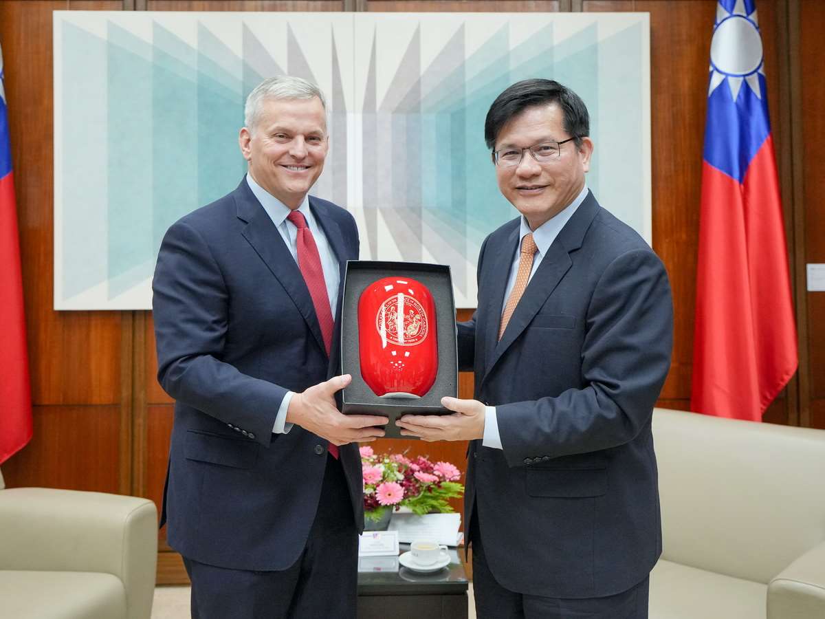 外交部長林佳龍(右)在臉書發文說明他會晤美國北卡羅萊納州州長史坦(Josh Stein，左)時，期許雙方深化AI產業合作 (圖取自林佳龍臉書)