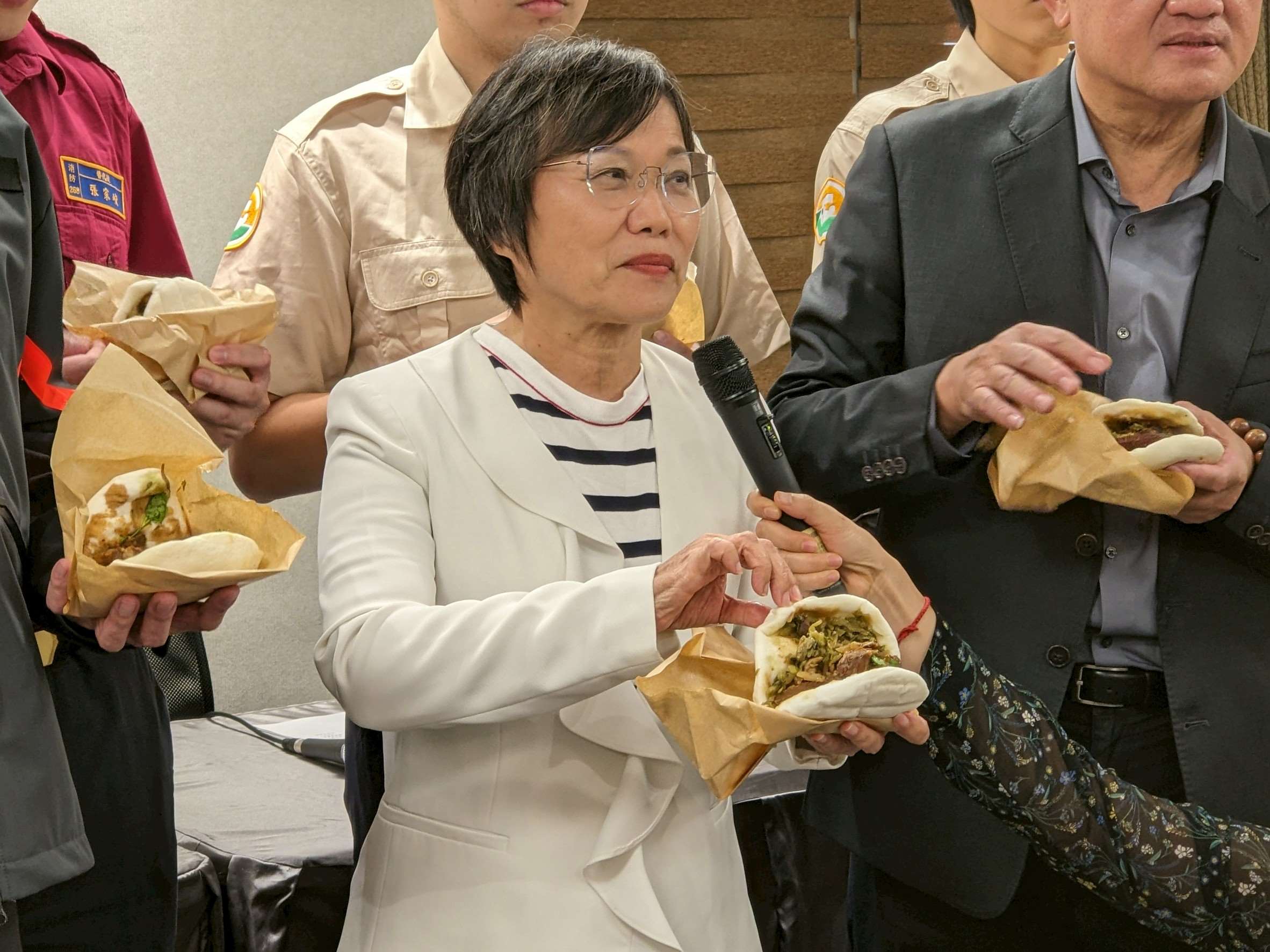 因非洲豬瘟疫情未出現擴散跡象，自6日中午開始恢復活豬運輸。內政部長劉世芳6日下午主持部務會議會後記者會時，請與會部內公務人員一起吃刈包，身體力行支持本土養豬業。(陳念宜 攝)