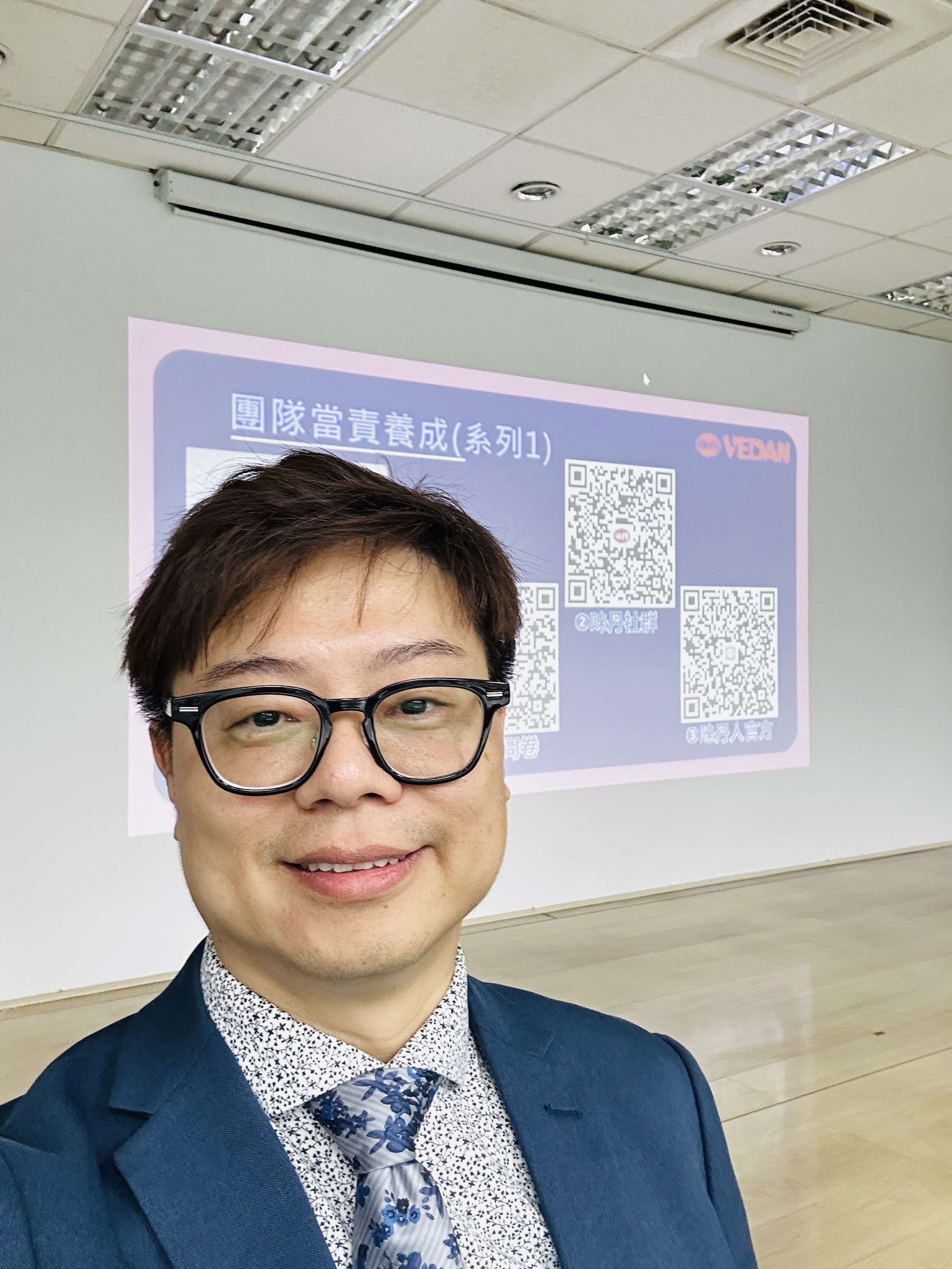 客家話流利，現在每天笑著出門工作的歐文老師