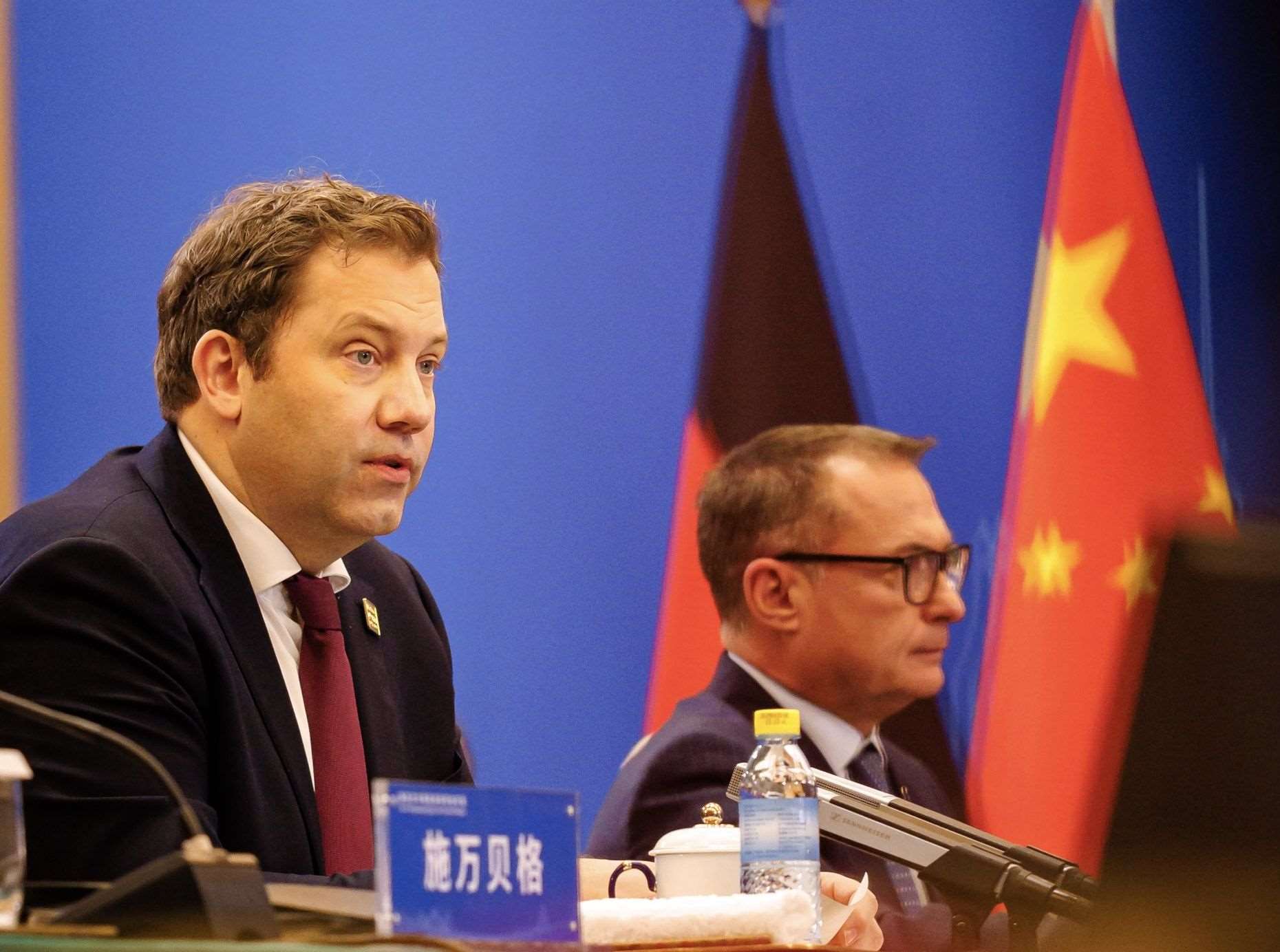 德國財政部長克林拜耳(左)18日在北京訪問期間討論中國產能過剩的問題。 (圖:X@BMF_Bund)