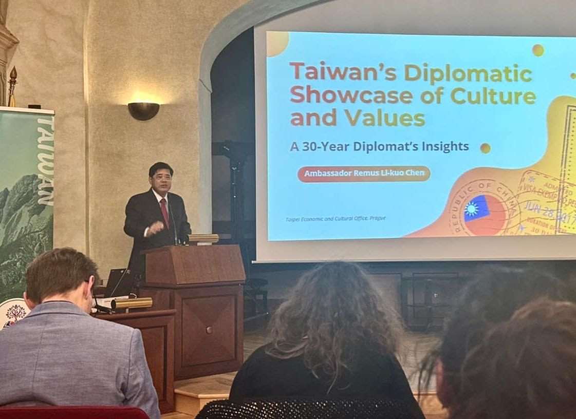 駐捷克代表陳立國13日在捷克最高學府查理大學(Charles University)發表演講。 (圖:駐捷克代表處)