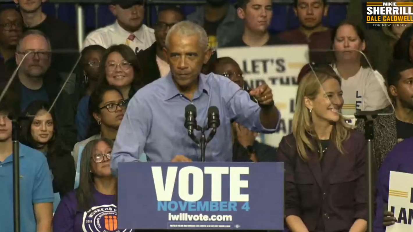 美國前總統歐巴馬(Barack Obama)1日在地方選舉中為民主黨同志助選造勢。(FB/@MikieSherrillForNewJersey)