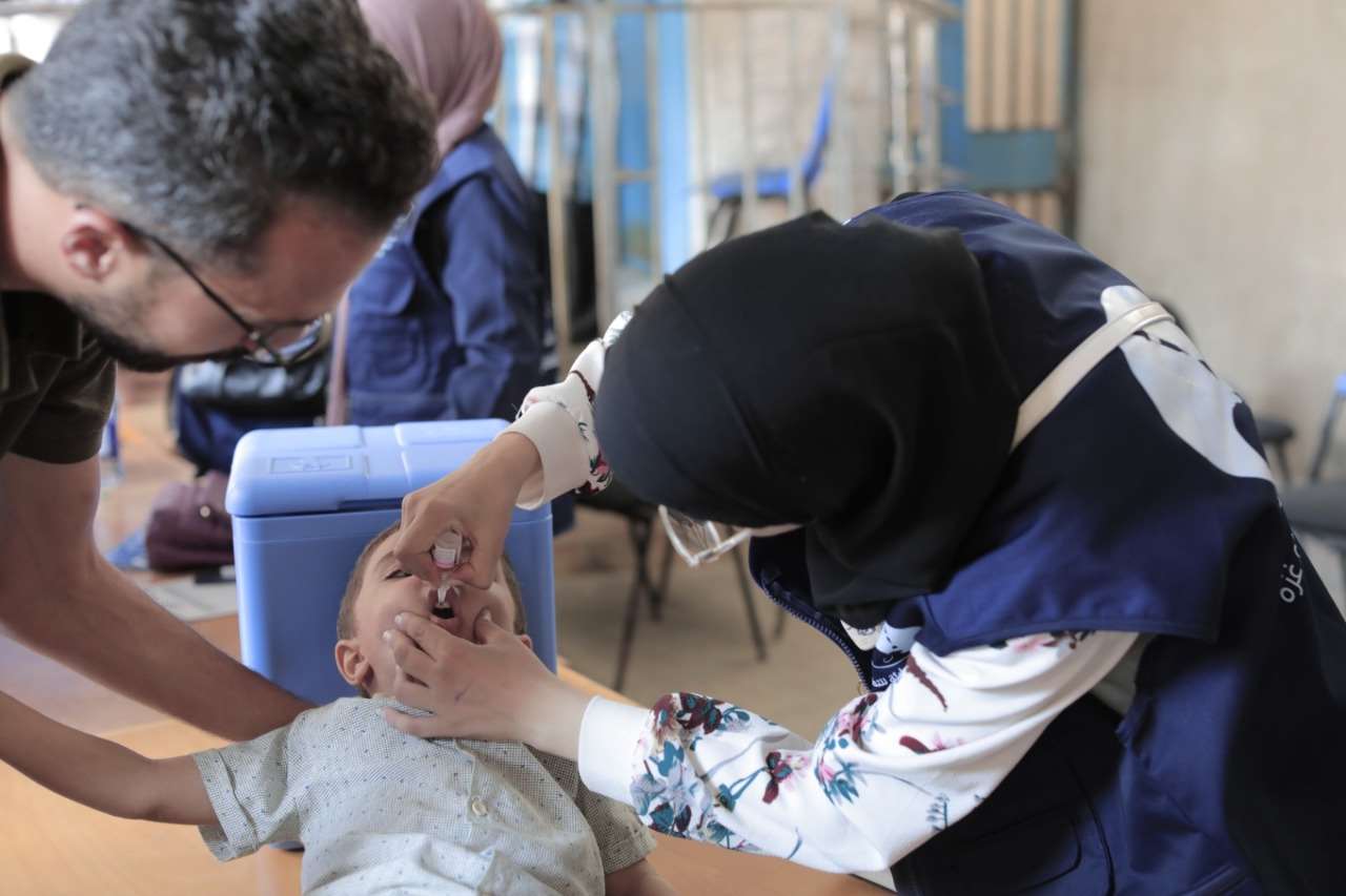 衛生人員在加薩為兒童接種小兒麻痺疫苗。資料照片(圖 : X平台/UNRWA)