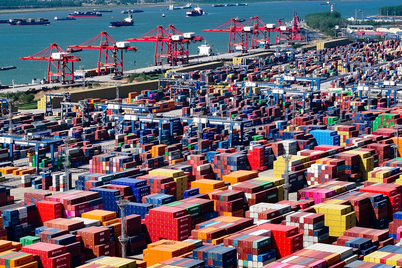 中國海關總署7日公布，中國10月以美元計價出口年跌1.1%，進口增1%，貿易順差900.7億美元，三者都遜預期。圖為江蘇南京龍潭港進出口集裝箱碼頭。