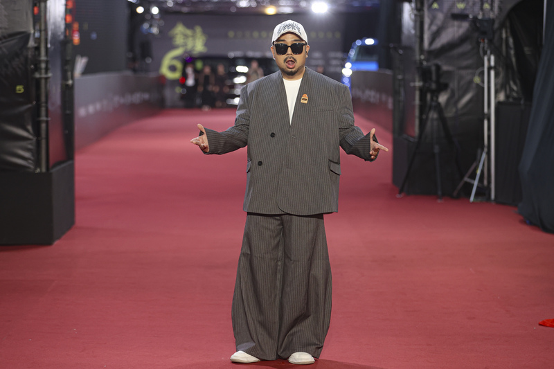 藝人阿達5日上午赴警局與新北地檢署自首閃兵。圖為阿達在日前第60屆節目類電視金鐘獎星光大道開心走紅毯。
