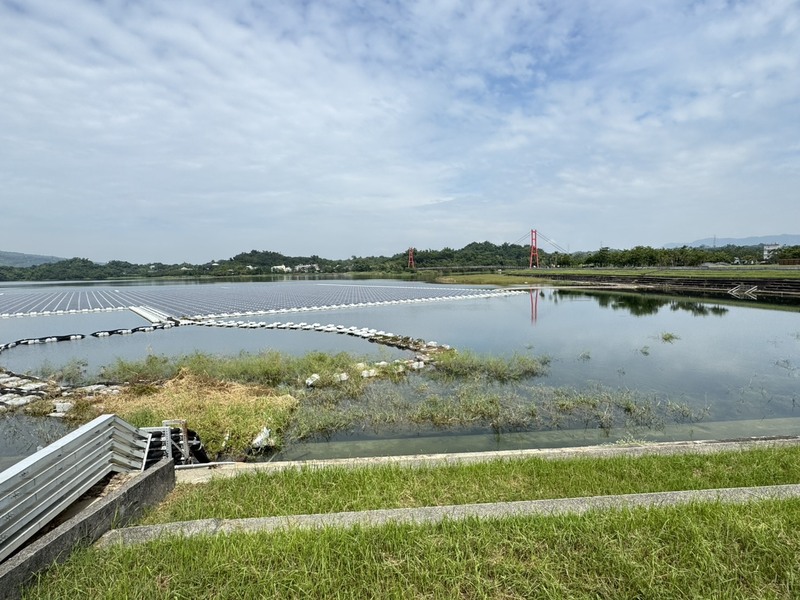 圖為高雄鳳山水庫及阿公店水庫的光電案場。（許智傑辦公室提供）
