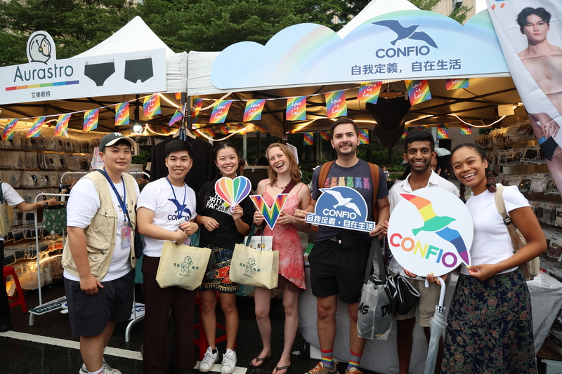 DD
台灣同志遊行登場　彩虹市集人潮多（2）
第23屆台灣同志遊行25日下午在台北盛大登場，活動
主舞台周邊亦設有「彩虹市集」，貼身內著品牌也響
應性別平權理念，設攤參與。
中央社記者張新偉攝　114年10月25日
