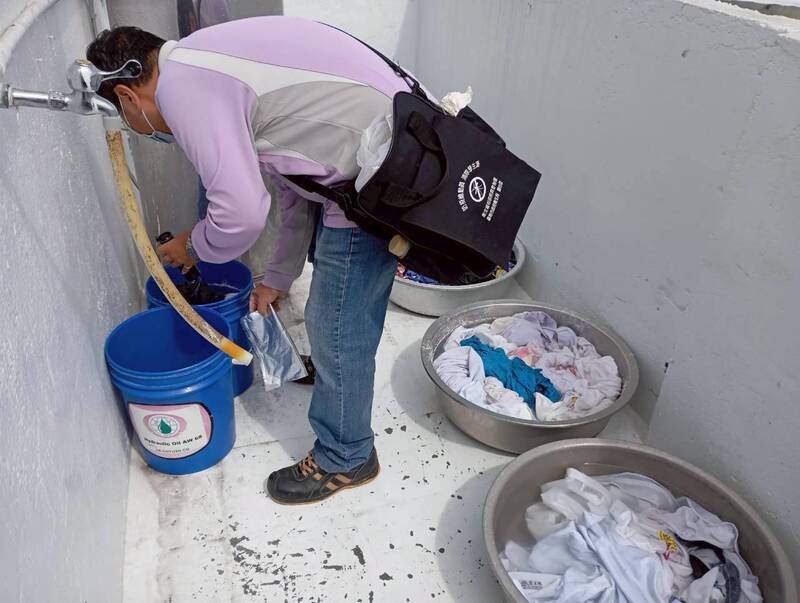 據疾管署統計，今年截至11月4日累計26例本土登革熱病例，包括高雄13例、桃園7例、台南3例、宜蘭、台北與新北各1例，無重症及死亡病例。 圖為防疫人員加強監測。（台南市政府提供）