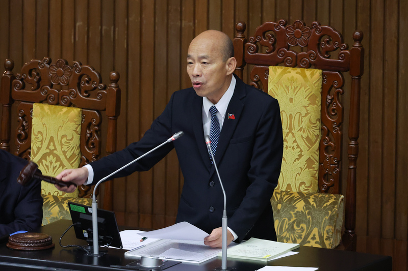 立法院31日三讀通過花蓮馬太鞍溪堰塞湖災後重建特別條例，經費上限新台幣300億元協助災民重建。圖
為立法院長韓國瑜敲槌。
