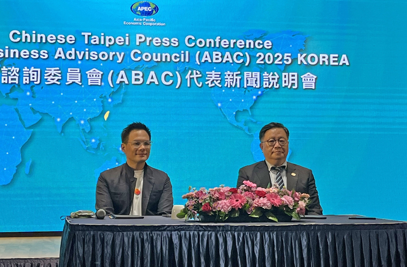 我國APEC企業諮詢委員會(ABAC)代表、台灣大哥大總經理林之晨(左)。