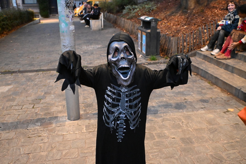 10月31日晚上，布魯塞爾街頭出現許多精心打扮成鬼怪的大人小孩沿路遊行並敲門要糖果。