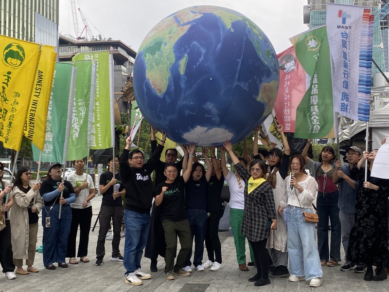 DD
為氣候而走低碳遊行登場
聯合國氣候變化綱要公約第30次締約方會議
（COP30）將在10日舉行，核心主題是「調適」，多
個環保團體1日在台北政府前廣場召開記者會，號召
民眾一同參與「為氣候而走」遊行。
中央社記者吳欣紜攝 114年11月1日
