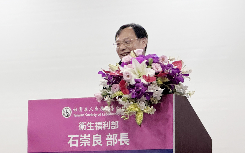 衛福部長石崇良1日出席「台灣醫事檢驗學會40週年慶」，在會中致詞。