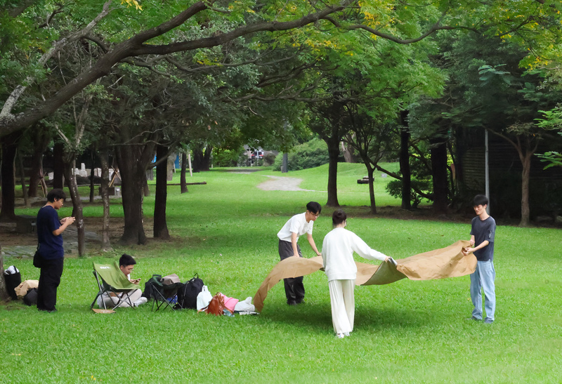 今天各地大多為多雲到晴的天氣，只有迎風面基隆北海岸、大台北山區等地有零星短暫雨，圖為民眾在華山大草原休憩。(中央社)