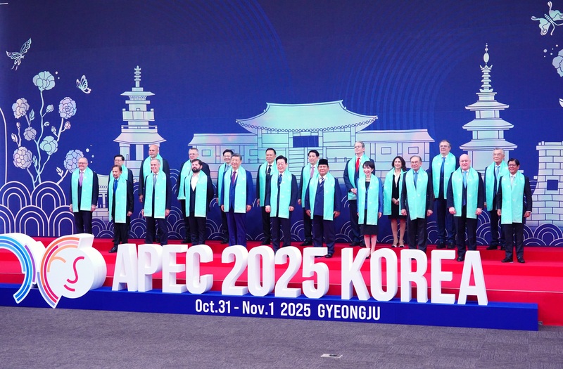 2025 APEC 領袖會議落幕，各國領袖大合照，東道主韓國總統李在明站第一排正中間，他的左邊是下屆主辦國中國國家主席習近平，台灣領袖代表林信義則是第2排最右側。（APEC台灣代表團提供）