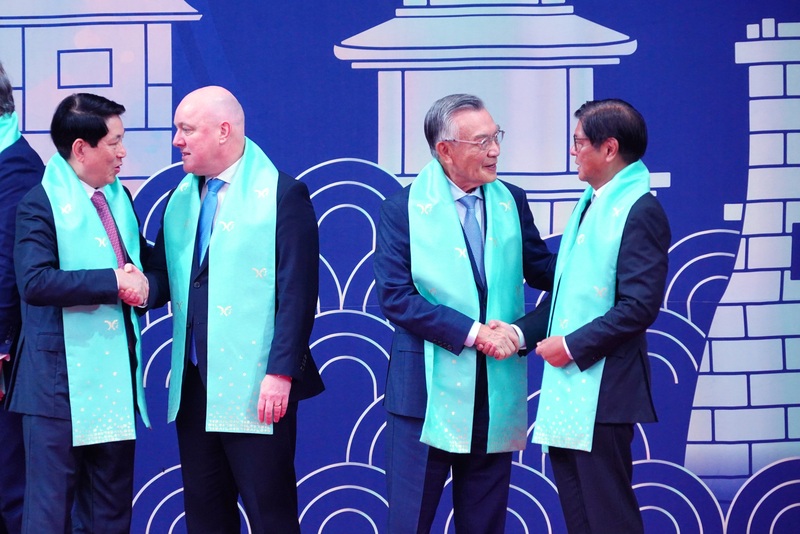 台灣領袖代表林信義（右二）在大會合影過後，與菲律賓總統小馬可仕（右一）握手寒暄。（APEC台灣代表團提供）