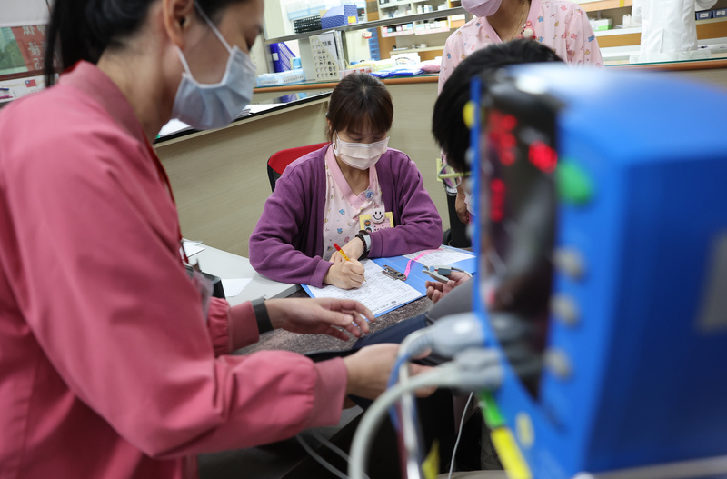 六都假日急症中心(Urgent Care Center, UCC)2日上路，衛生福利部中央健康保險署今天(3日)統計，2日的日夜班看診共計255人。圖為新北土城恩樺醫院，醫護人員於檢傷區關心病患狀況。
