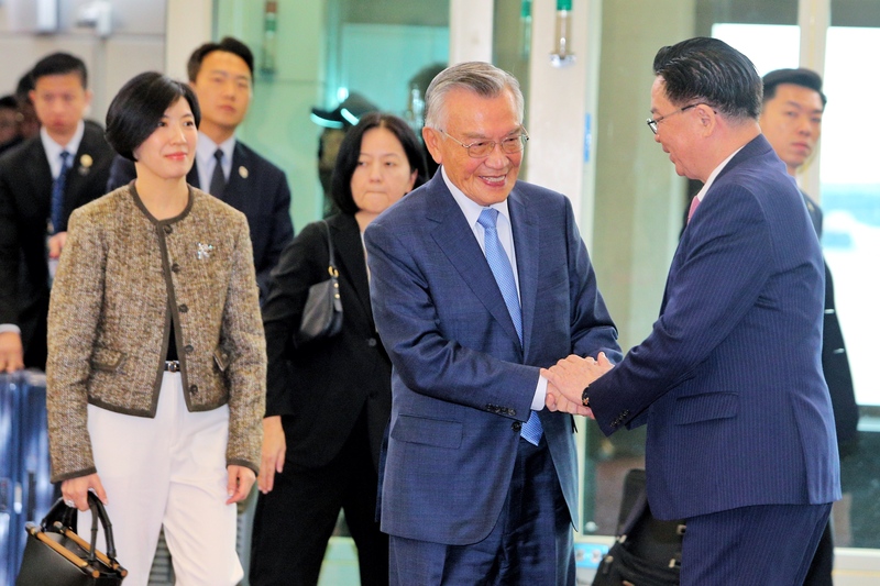 在韓國慶州舉行的2025APEC領袖會議1日落幕，台灣領袖代表林信義(前排右2）2日下午搭機返台，國安會秘書長吳釗燮（前排右1）等人也特別到場接機。
