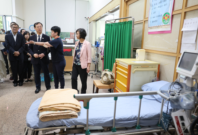 假日急症中心六都據點正式上路。圖為衛福部長石崇良（前右3）2日下午訪視新北土城恩樺醫院，查看緊急處置區等區域。
