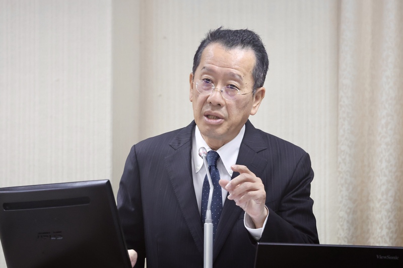 CD
顧立雄立院專案報告
立法院外交及國防委員會3日上午邀請國防部長顧立
雄專案報告「近年國軍各項軍事工程落後及軍、商購
案延宕原因分析及具體應處作為」，並備質詢。
中央社記者王飛華攝　114年11月3日
