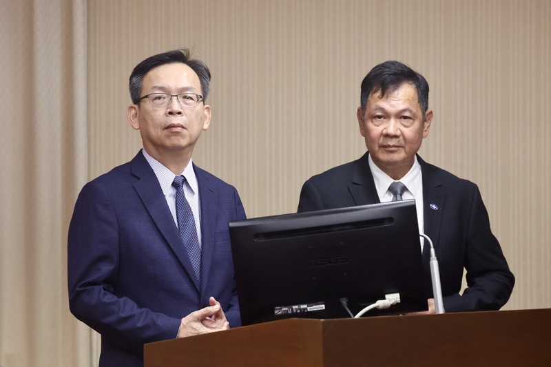 立法院交通委員會3日審查「氣象法部分條文修正草案」，交通部常務次長林國顯（左）、氣象署長呂國
臣（右）列席備詢。
