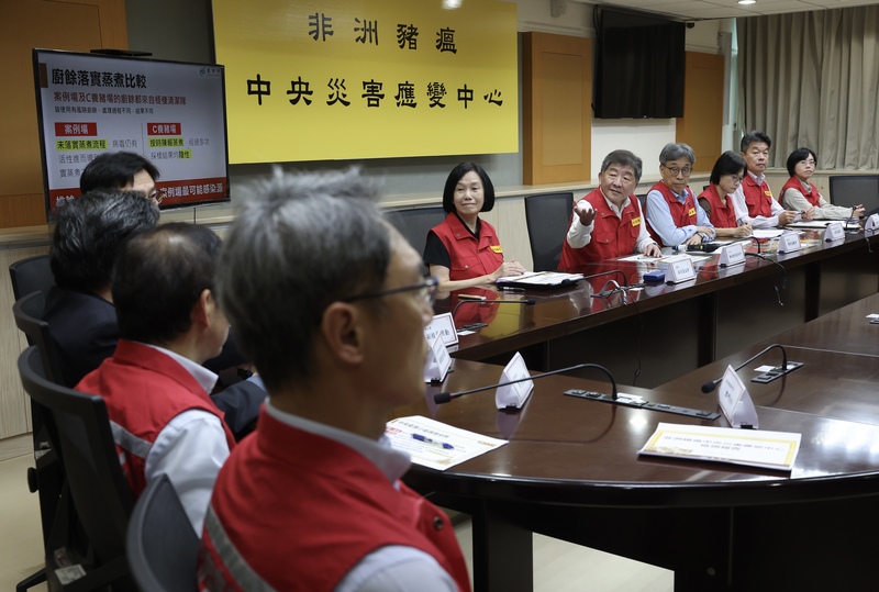 非洲豬瘟中央災害應變中心3日下午舉行記者會，行政院政務委員陳時中（右5）、農業部長陳駿季（右
4）與次長杜文珍（右6）等人出席並回應媒體提問。
