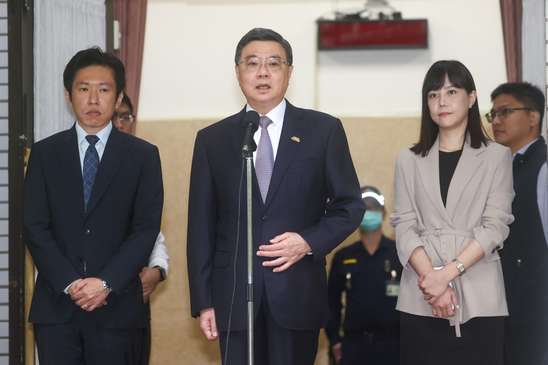 行政院長卓榮泰(前中)4日到立法院進行施政報告並備詢，會前受訪回應非洲豬瘟調查進度等相關議
題。圖左為行政院秘書長張惇涵、圖前右為發言人李慧芝。
