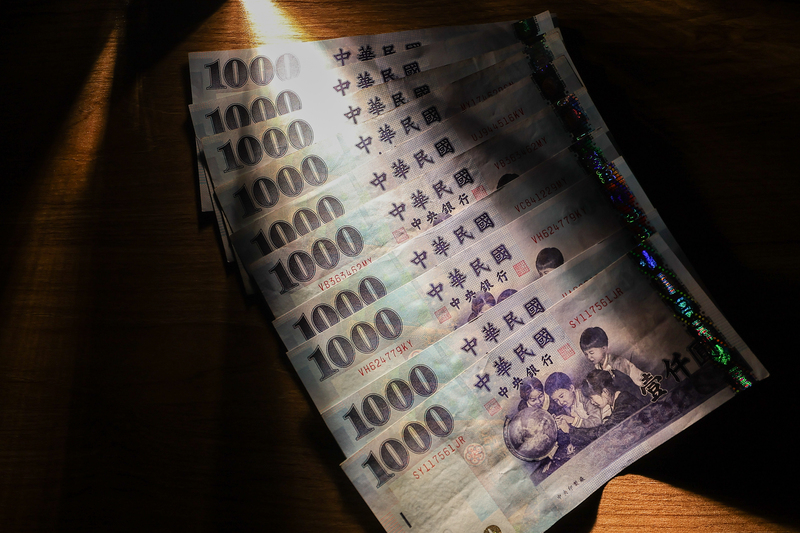 普發現金新台幣1萬元上路，提供民眾多元便利管道領取，其中登記入帳作業5日開跑，款項最快於11日起依各銀行作業程序陸續入帳。
