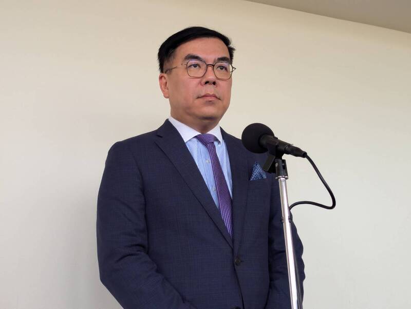 環境部長彭啓明5日在立法院受訪。