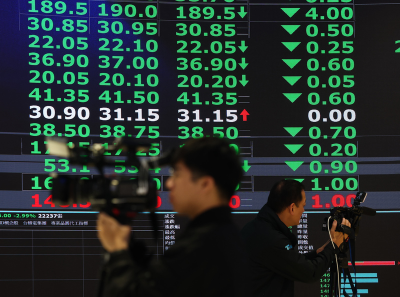 市場擔憂AI熱潮泡沫化，美股、亞股齊挫，台股5日開低震盪，終場下跌399.5點，收在27717.06點，守住月線27653點。