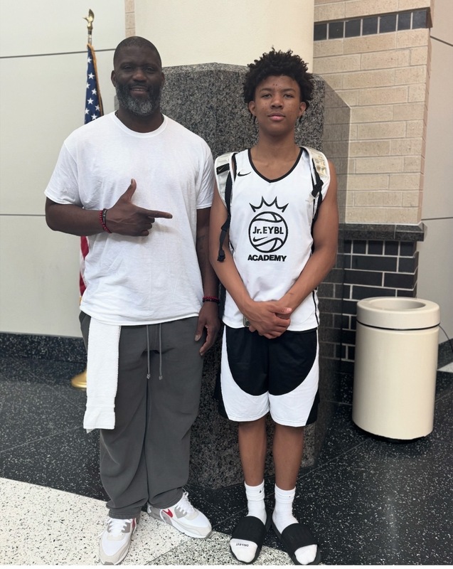 前美國職籃NBA灌籃大賽冠軍得主萊德（Isaiah Rider Jr.）（左）及其兒子萊德四世（Isaiah Rider IV）
（右）。（Vanessa Rider提供）